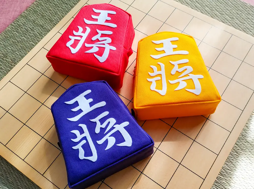 3色の王将とかかれたポーチ