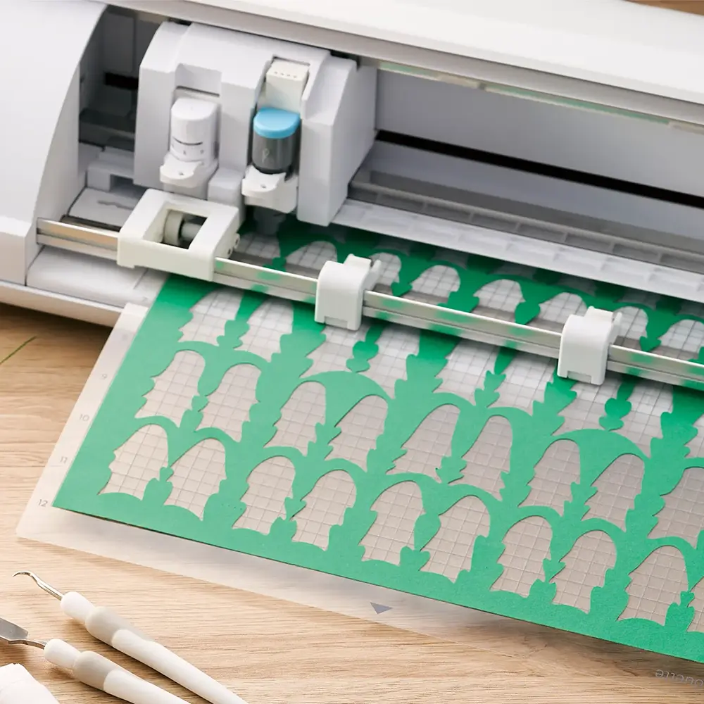 カッティングマシンで画用紙をカット。SilhouetteCAMEO5を使用