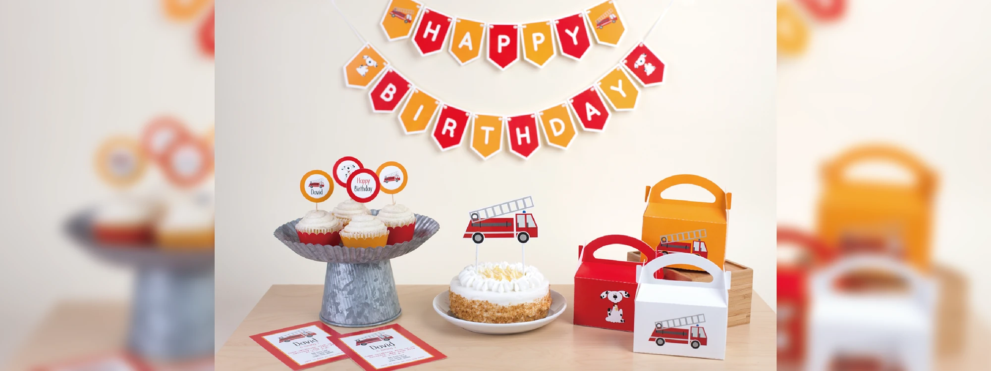 手作りの誕生日飾りが沢山ある様子