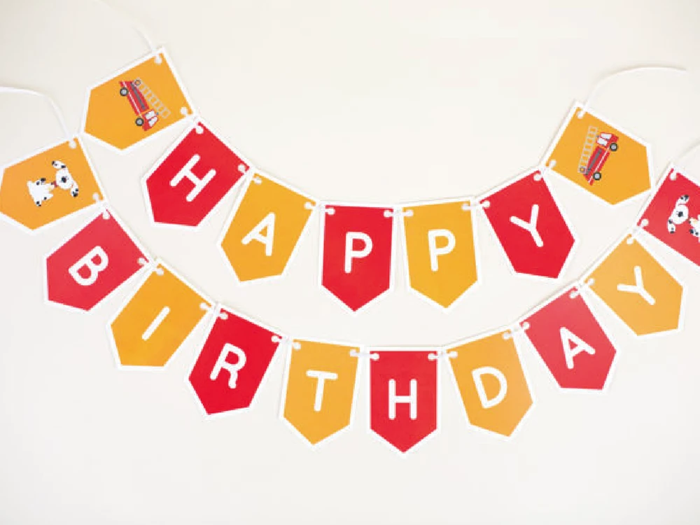 HAPPYBIRTHDAYと書かれたガーランド