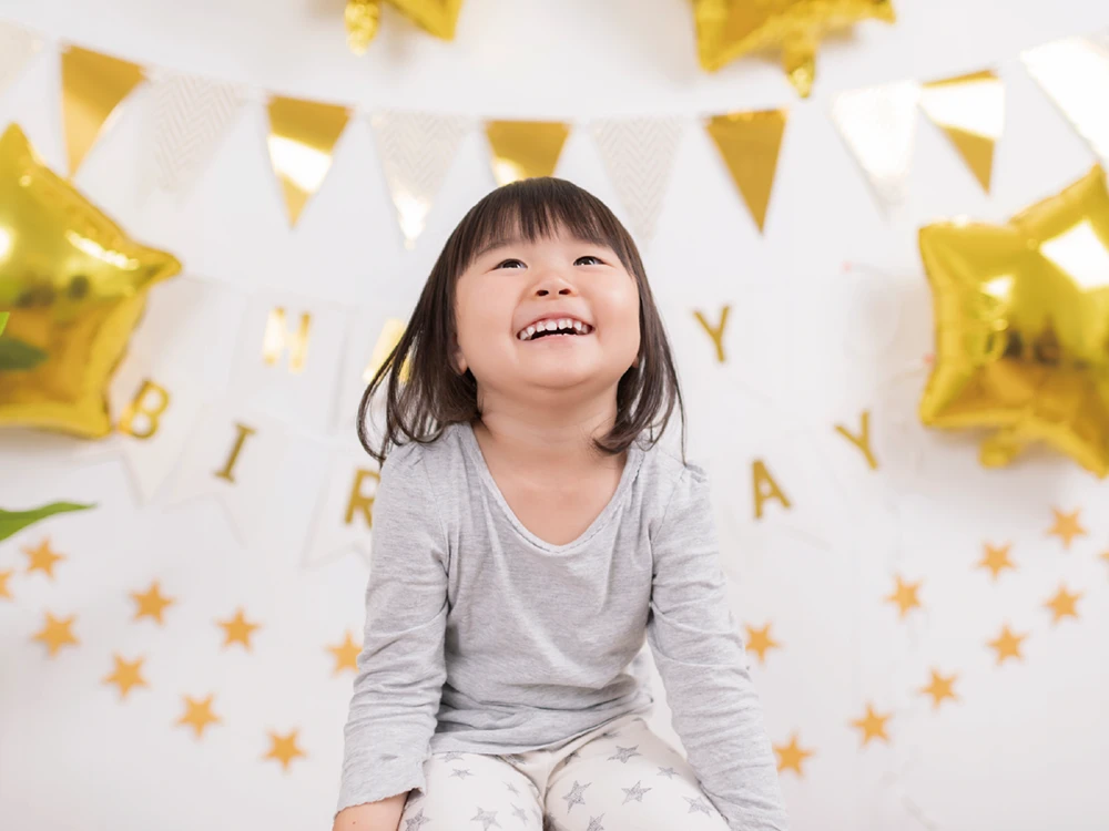 誕生日飾りを見て喜んでいる子供