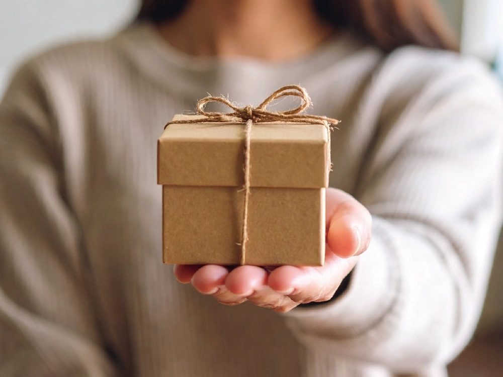プレゼントを渡している女性