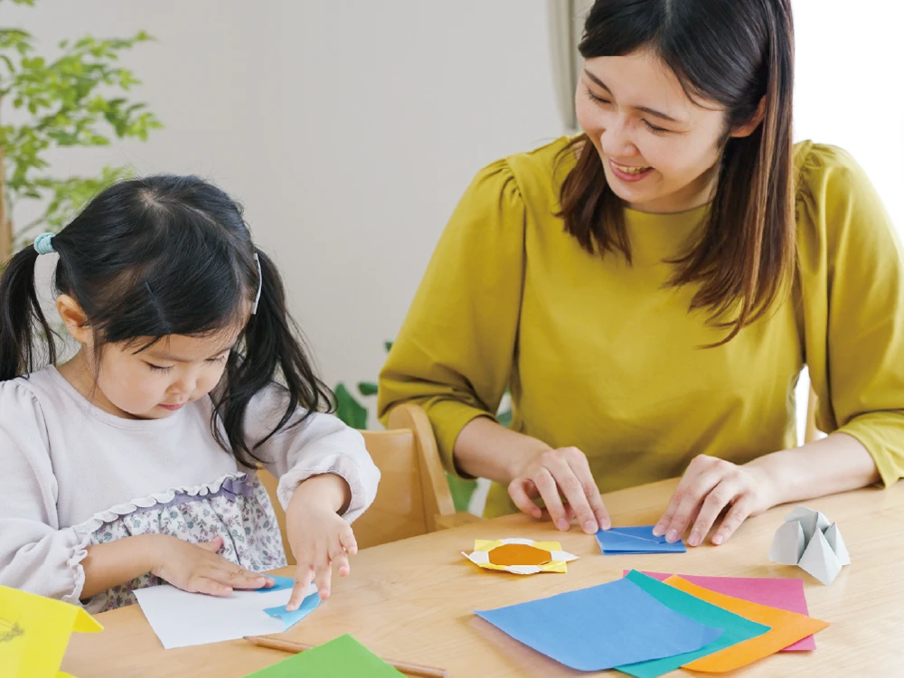 母と子供が一緒に工作をしている様子