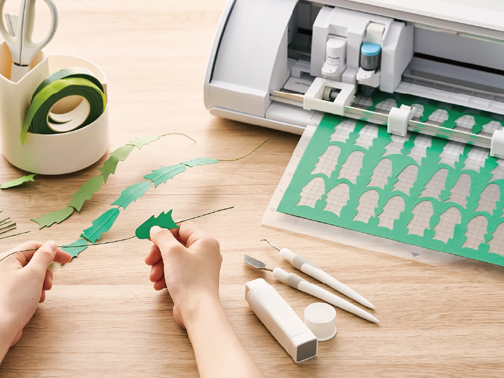 カッティングマシンを使って工作している様子