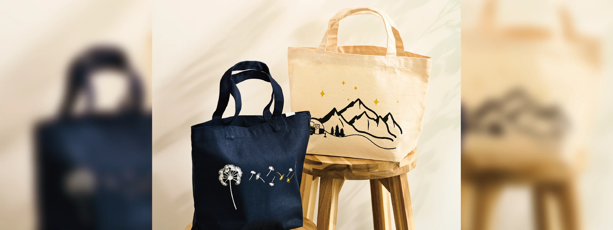 アイロンプリントで作った2つのトートバッグが並んでいる様子