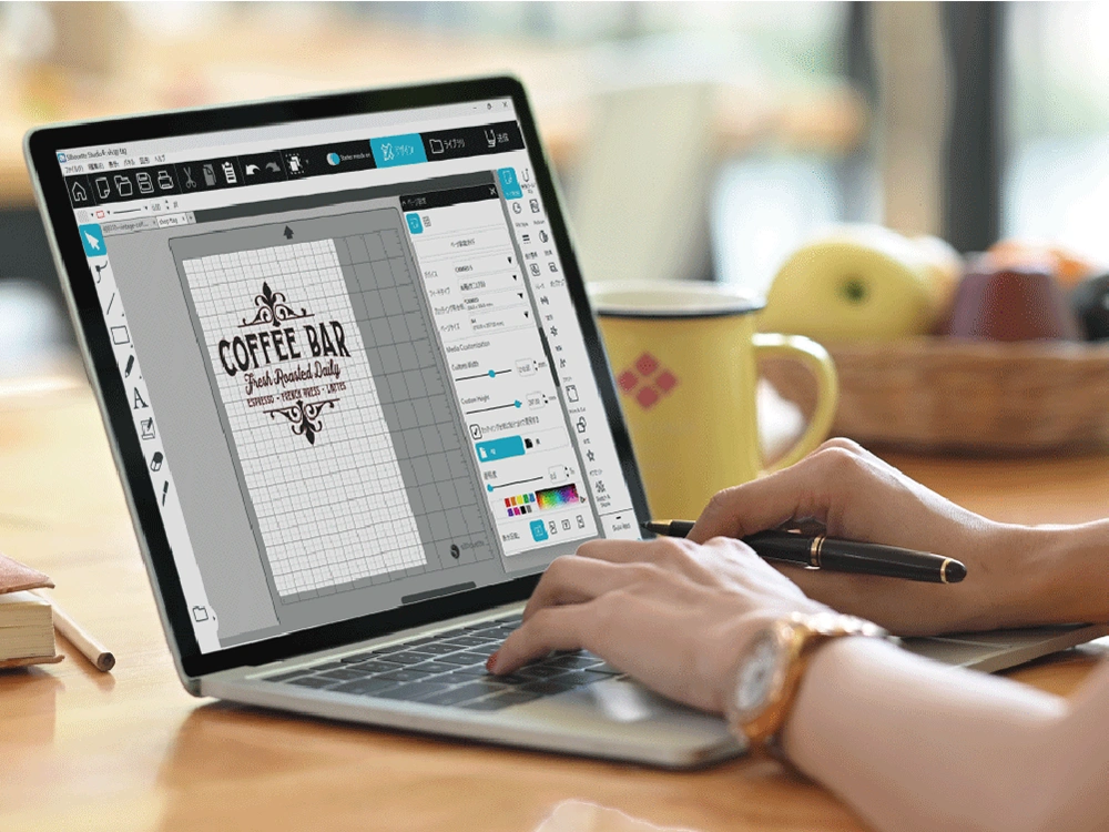 Silhouette Studioを使って、ノートパソコンでデザインを編集している様子。