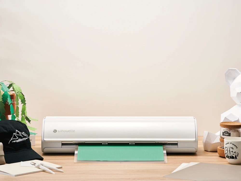 クラフト素材と一緒に設置されたカッティングマシン。紙や瓶のデコレーション例もあり。