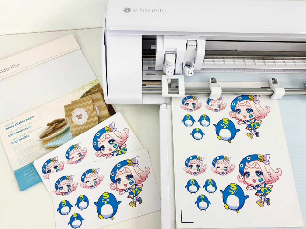 CAMEO5を使ったステッカー制作における外注と自作の比較表。自作の利点が赤いチェックで強調されている。