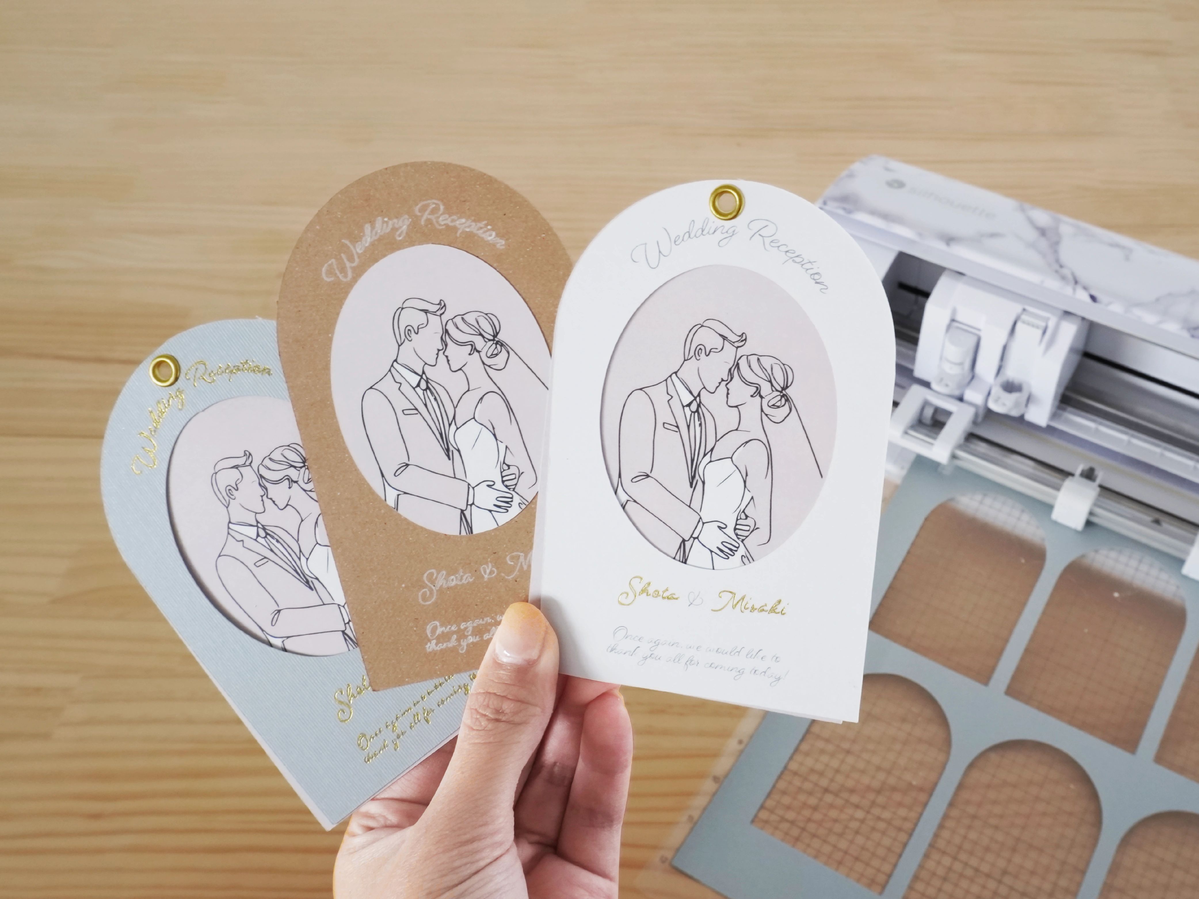 それだけじゃない！白インク＆箔押しで高級感も演出 