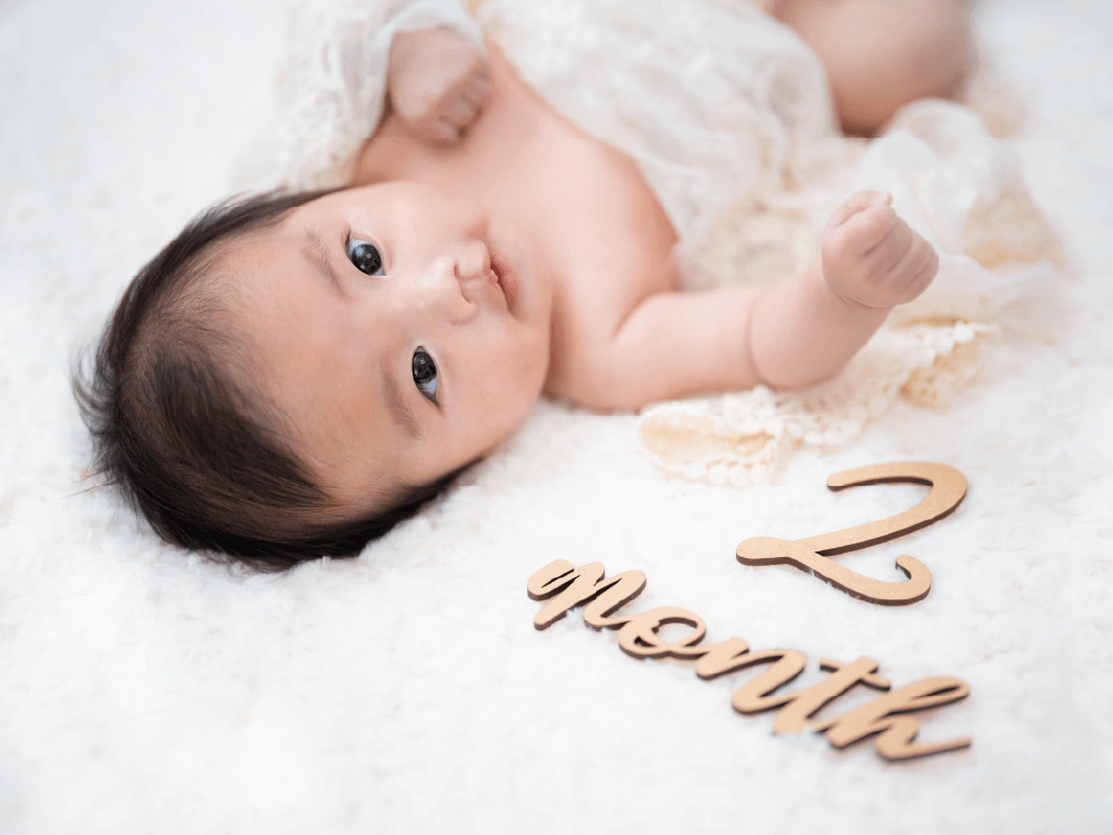 赤ちゃんの2ヶ月記念フォトと木製文字