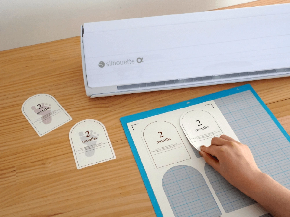 silhouette CAMEOでマンスリーカードをカットしてる様子